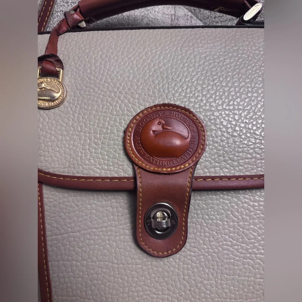 Vintage Dooney & Bourke all  weather leather  crossbody Bag🤩